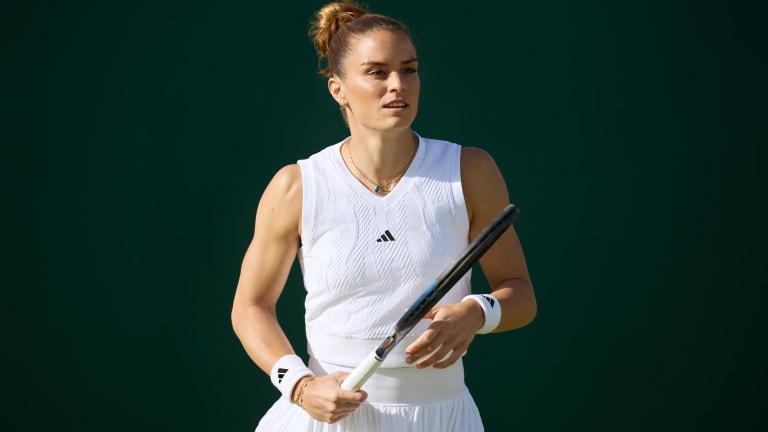 Maria Sakkari dans le débardeur court Airchill et la jupe Aeroready