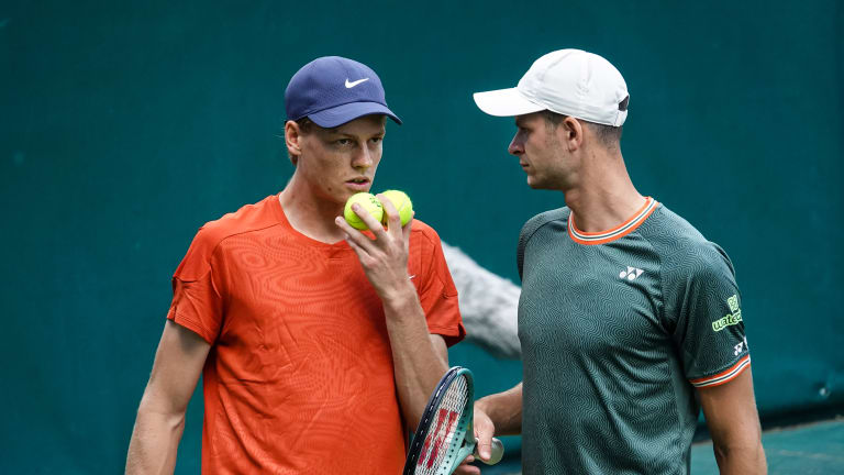 Chaque équipe a réussi à briser le service une seule fois, dans des sets séparés, pour envoyer le match dans un match décisif.