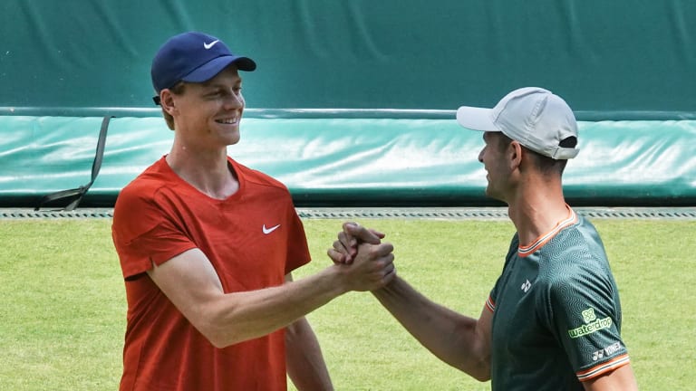 Sinner et Hurkacz ont remporté les quatre derniers points après avoir pris un retard de 7-9 dans la finale.