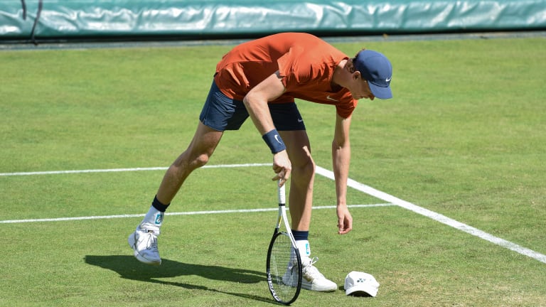 Sinner sourit en récupérant la casquette de Hurkacz après que Pole l'ait lancée en plaisantant, déçu d'avoir perdu un point divertissant.