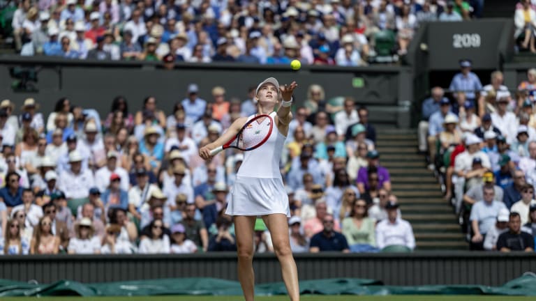 Le service d'Elena Rybakina est dévastateur partout, mais surtout sur les pelouses du All England Club.