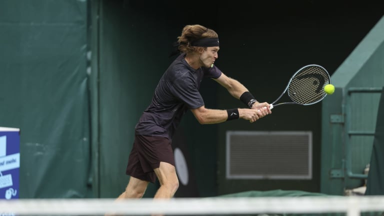Rublev a joué en double avec Alexander Zverev lundi dans un effort perdant.