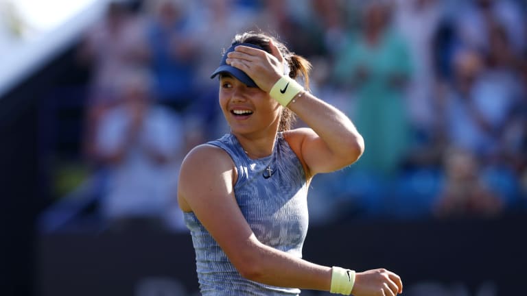 Raducanu a commencé sa campagne sur gazon avec une demi-finale à Nottingham (de gauche à Boulter).