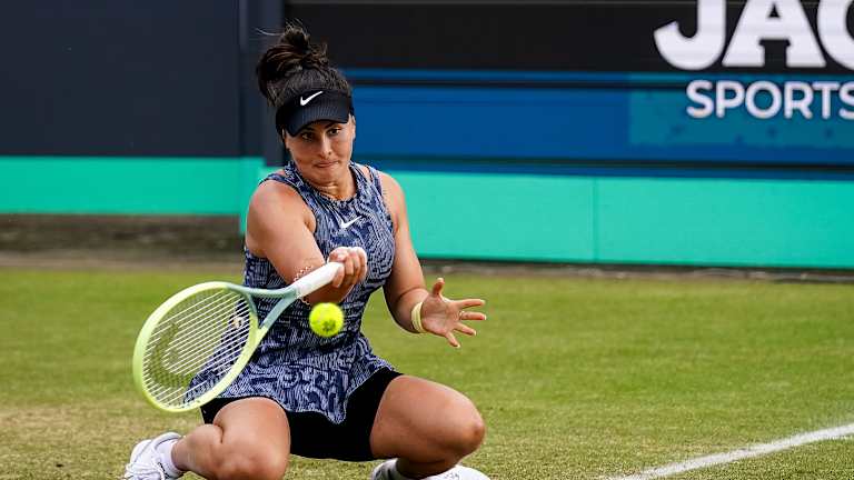Vous devez plier les genoux pour gérer les rebonds inférieurs sur l'herbe