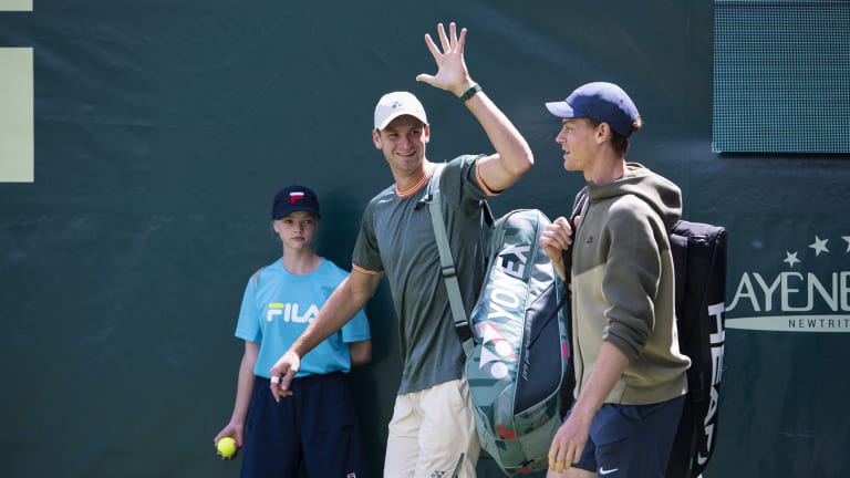 Hurkacz et Sinner sont entrés sur le court de TennisPoint sous des applaudissements chaleureux.