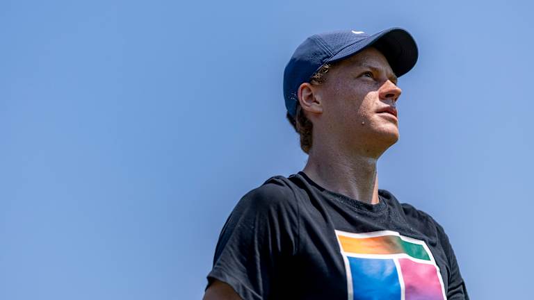 Sinner s'est qualifié pour sa première demi-finale majeure ici l'année dernière, voyant finalement sa course stoppée par Djokovic.