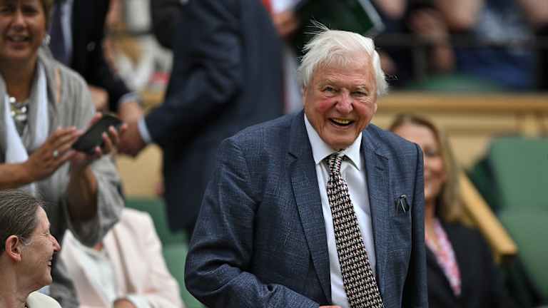 Le célèbre présentateur et naturaliste britannique Sir David Attenborough a reçu une ovation debout de la part du public du Court Central alors qu'il prenait place.