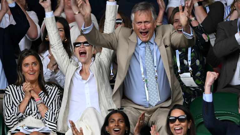 La mondaine Poppy Delevingne et son père Charles Delevingne étaient ravis de l'action sur le terrain lors de la première journée.