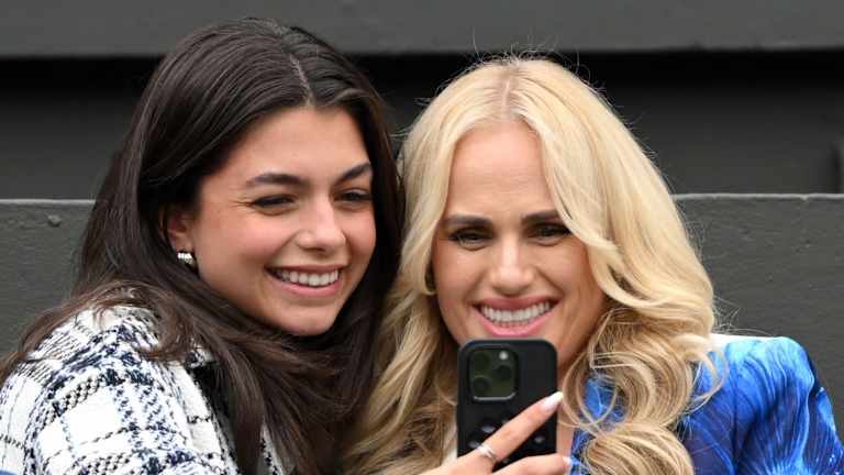 Nous savons que l'actrice Rebel Wilson adore le tennis, et elle était ravie de voir Novak Djokovic jouer le deuxième jour.