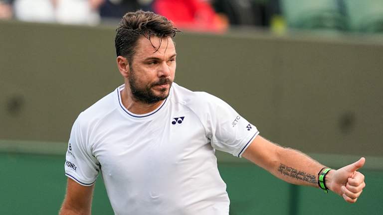 Sur un tatouage de Wawrinka sur le bras figure une citation de l'écrivain Samuel Beckett : « Si vous avez déjà essayé, vous avez déjà échoué, peu importe, essayez encore, échouez encore, échouez mieux. »