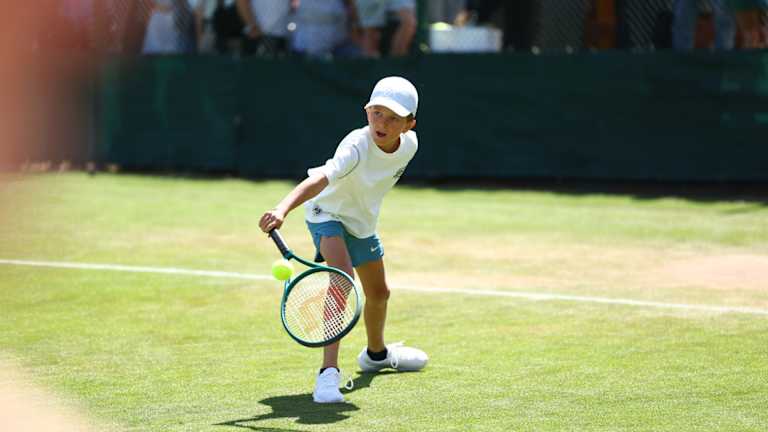 Djokovic a demandé à son fils en serbe de garder ses « genoux baissés » et lui a même demandé de frapper « quelques slices ».