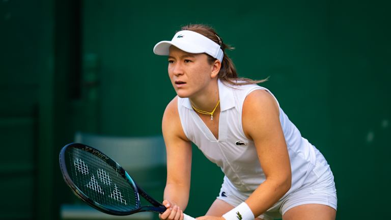 Sun attend le vainqueur de Raducanu et Sakkari pour avoir le droit d'atteindre les huit derniers.