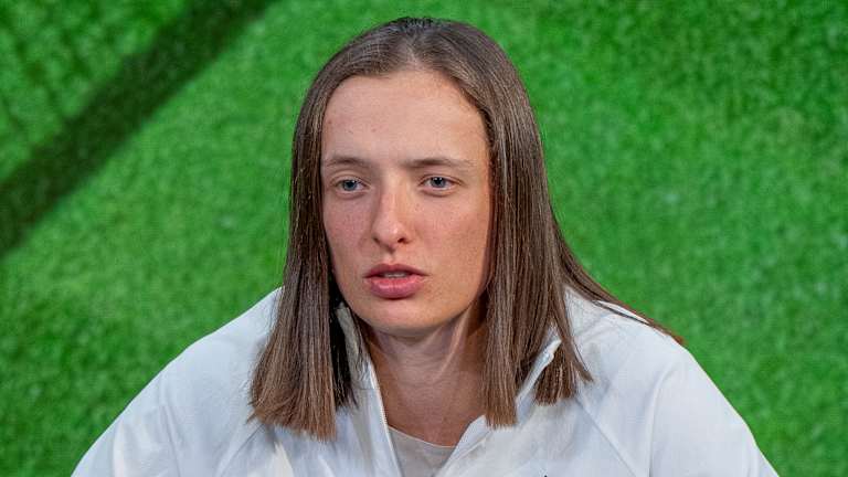 « Je l'ai totalement laissée revenir dans le jeu dans le deuxième set », a déclaré Swiatek après coup. « Je n'aurais pas dû faire ça. J'ai aussi commis des erreurs. »