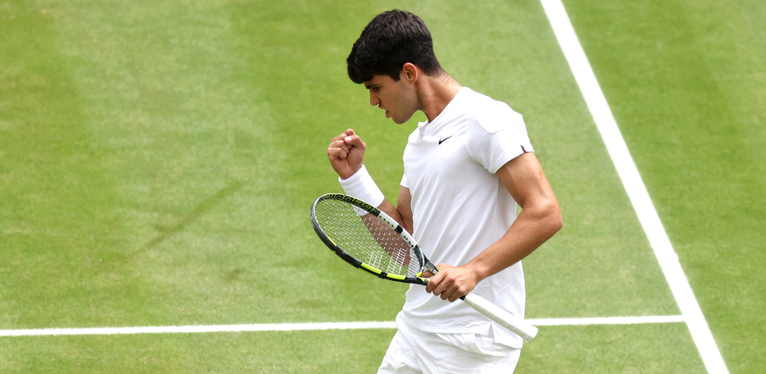 Carlos Alcaraz domine Daniil Medvedev et atteint la finale de Wimbledon pour la deuxième fois consécutive