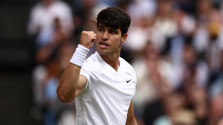Alcaraz, en tant que superstar plus jeune et plus dynamique, pourrait s'avérer trop fort athlétiquement pour Djokovic à ce stade de sa carrière.