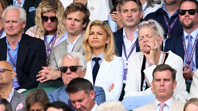 Zendaya était également de retour pour un deuxième jour consécutif, avec un look cool dans un blazer blanc impeccable et une cravate noire.