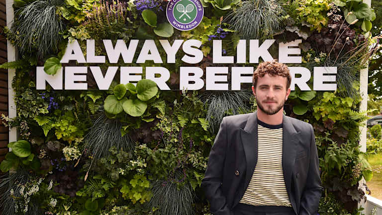La star de « Normal People », Paul Mescal, a posé devant un autre type de verdure.