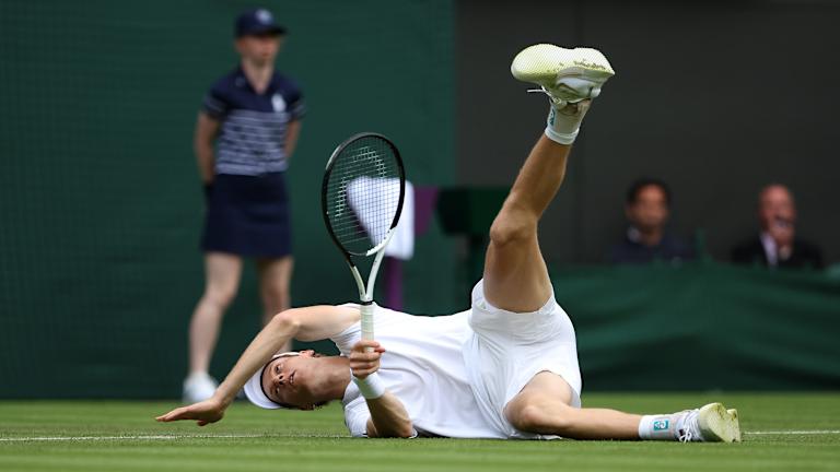 Jannik Sinner n'a pas beaucoup apprécié sa chute sur le gazon, affirmant que les matchs du premier tour à Wimbledon sont « toujours un peu plus glissants ».