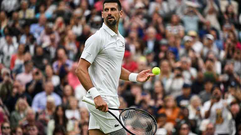 « Je sens que cela a un impact sur ma vitesse de déplacement », a déclaré Djokovic à propos de son genou. « Il n’est pas encore là où je le souhaite. Je suis un peu en retard sur les balles sur lesquelles je ne suis normalement pas en retard. »