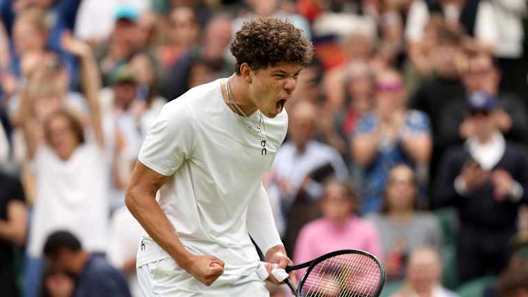 Shelton affiche désormais un bilan de 4-0 en cinq sets à Wimbledon, après avoir remporté un décideur lors de ses débuts l'année dernière contre Taro Daniel.