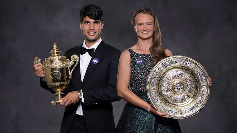 Les champions Carlos Alcaraz et Barbora Krejcikova posent avec leurs trophées en simple de Wimbledon.
