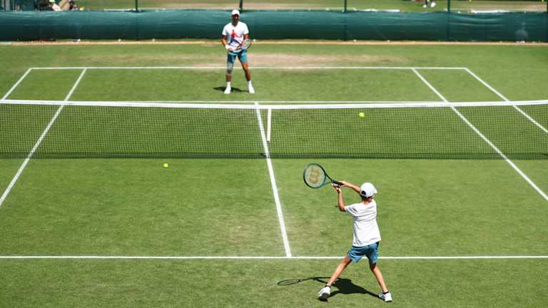Le fils aîné de Djokovic, Stefan, a rejoint le septuple champion pour un échauffement rapide et un coup à Aorangi Park.