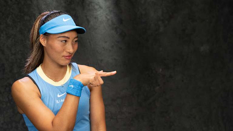 En 2022, Zheng a été nommée « Nouvelle venue de l'année » par la WTA. En 2023, elle a été nommée « Joueuse de l'année ayant le plus progressé » par la WTA.