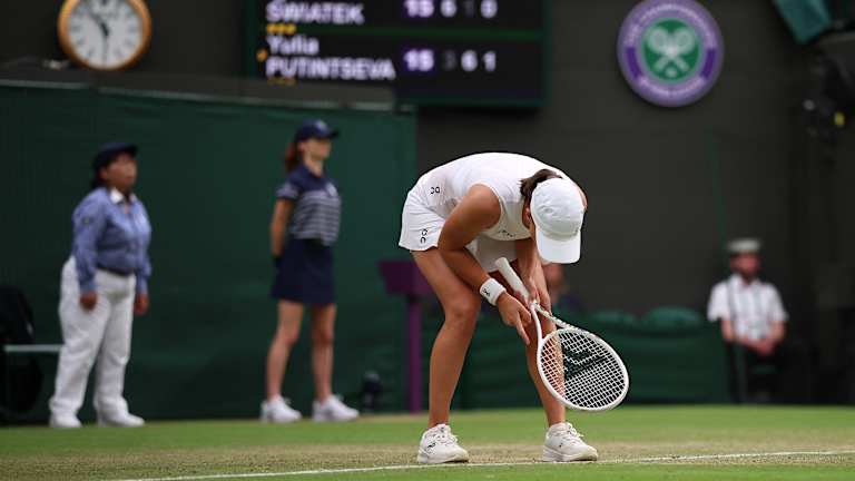 En cinq participations à Wimbledon, le quadruple champion du Grand Chelem Swiatek n'a atteint le quatrième tour que deux fois.