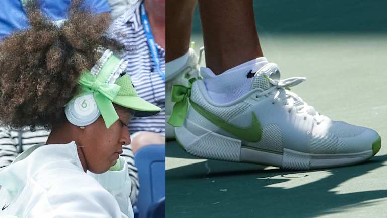 De la tête aux pieds : l'influence Harajuku se retrouve également dans les détails du look d'Osaka, de ses écouteurs Beats à ses chaussures Nike.