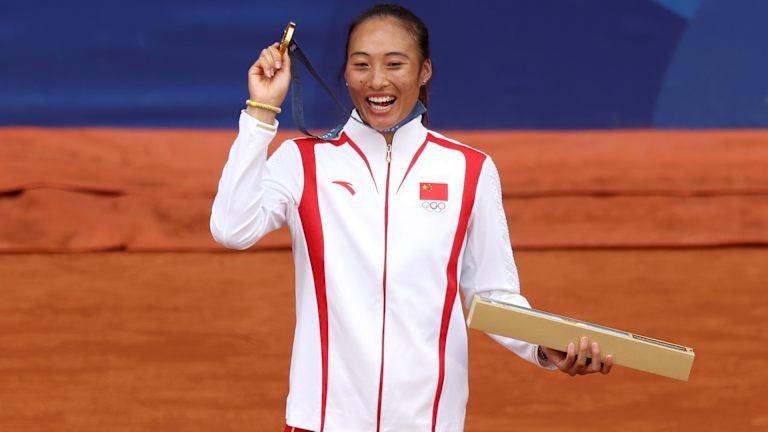 Vingt ans après que la Chine ait remporté l'or en double féminin, Zheng Qinwen est devenue son premier vainqueur en simple.
