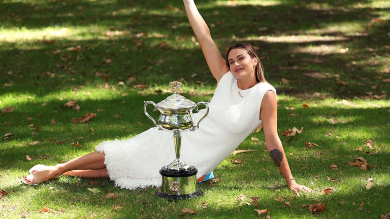 Sabalenka est la première femme depuis Victoria Azarenka en 2012-13 à remporter deux titres AO consécutifs.