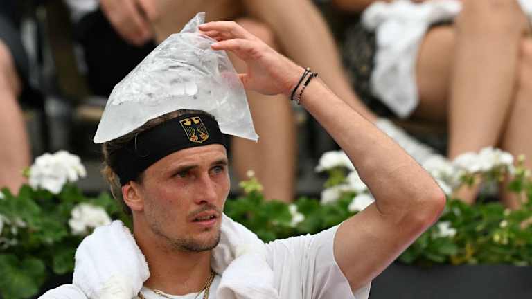 Zverev se rafraîchit lors d'un changement de côté dans des conditions étouffantes.