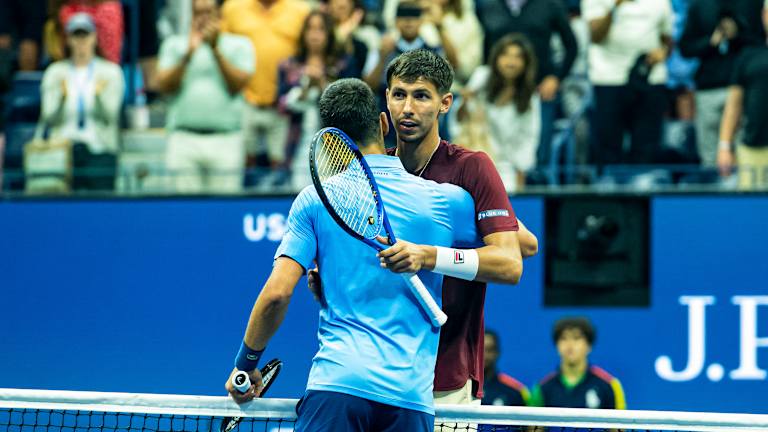 Djokovic a commis 14 doubles fautes, son plus grand nombre dans un match du Grand Chelem, et quitte l'US Open avant le quatrième tour pour la première fois depuis 2006.