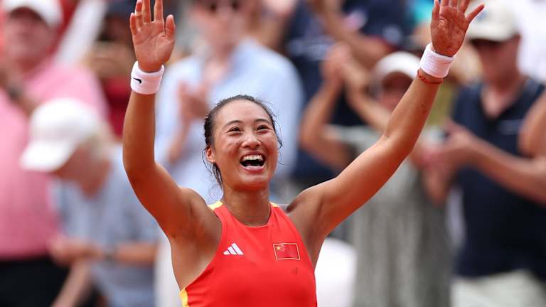 Participant à ses premiers Jeux olympiques, Zheng remporte la médaille d'or et prolonge sa séquence de victoires à 11 d'affilée.