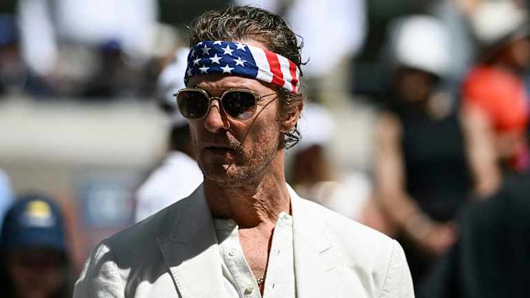 Matthew McConaughey portant un bandana représentant le drapeau américain à l'US Open.