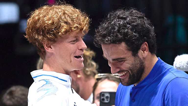 Et à l'US Open cette année, Sinner est devenu le premier Italien à atteindre les DEMI-FINALES ou mieux dans les quatre tournois majeurs, remportant ensuite le titre.