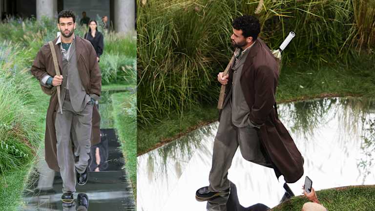 Matteo Berrettini a défilé à Milan avec une raquette de tennis à la main.