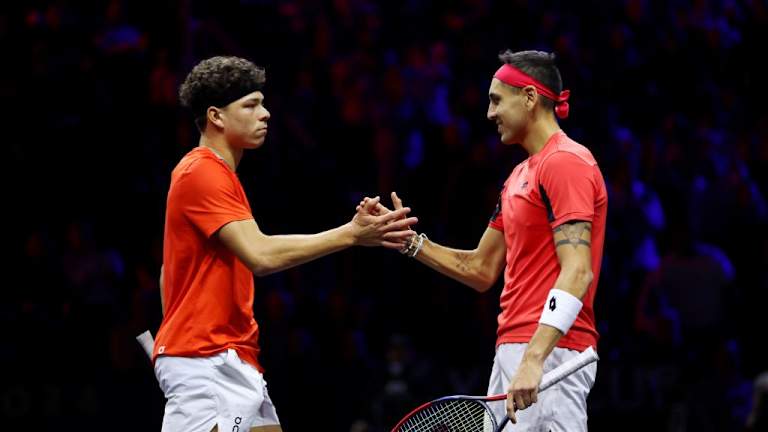Shelton a remporté deux doubles pour l'équipe mondiale samedi aux côtés d'Alejandro Tabilo.