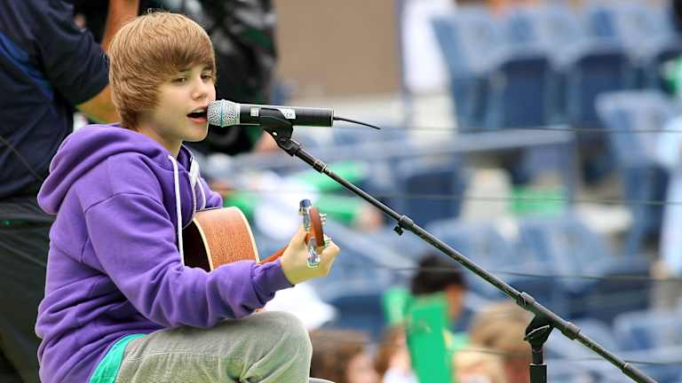 Contrairement à Taylor Swift, Justin Bieber s'est produit lors de l'Arthur Ashe Kids Day (2009).