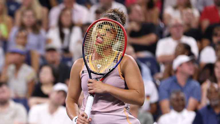 Jasmine Paolini diffuse fréquemment des moments d'anxiété avec un sourire ou une expression faciale détendue.