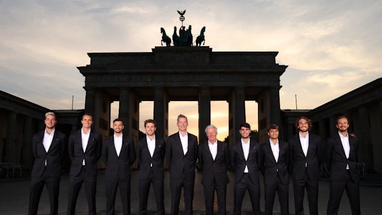Carlos Alcaraz s'aligne avec l'équipe Europe à la Porte de Brandebourg à Berlin.