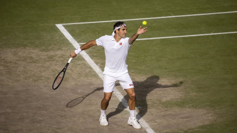Classique et contemporain, intemporel et innovant, créatif et discipliné, Federer peut affronter n'importe qui sur le terrain et être certain de laisser les spectateurs à bout de souffle face à ses mouvements soyeux et à son large éventail de coups.