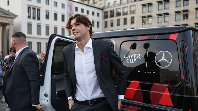 Fritz arrive pour la photo de l'équipe Monde à la porte de Brandebourg à Berlin, quelques heures seulement après avoir défilé sur le podium à Milan.
