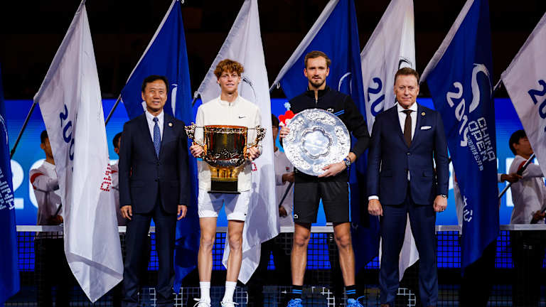 Jannik Sinner a remporté la couronne masculine de l'Open de Chine 2023 contre Daniil Medvedev.