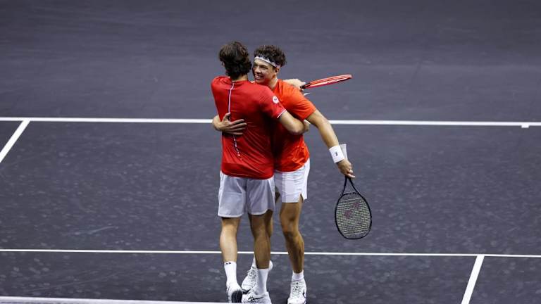 Shelton et Fritz célèbrent leur victoire lors de la première journée contre l'équipe Europe à Berlin 2024.