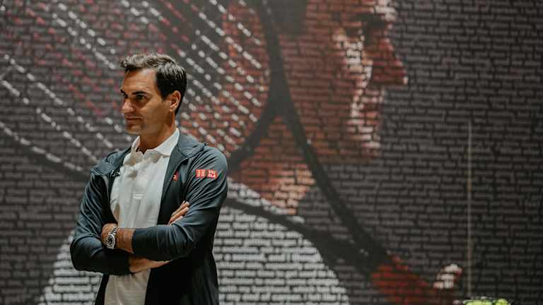 Federer devant sa fresque murale dans la boutique Wilson Soho à New York