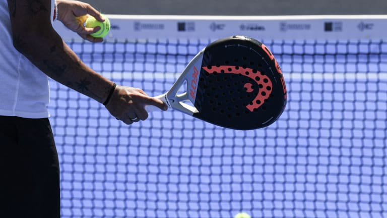 Une raquette de padel.