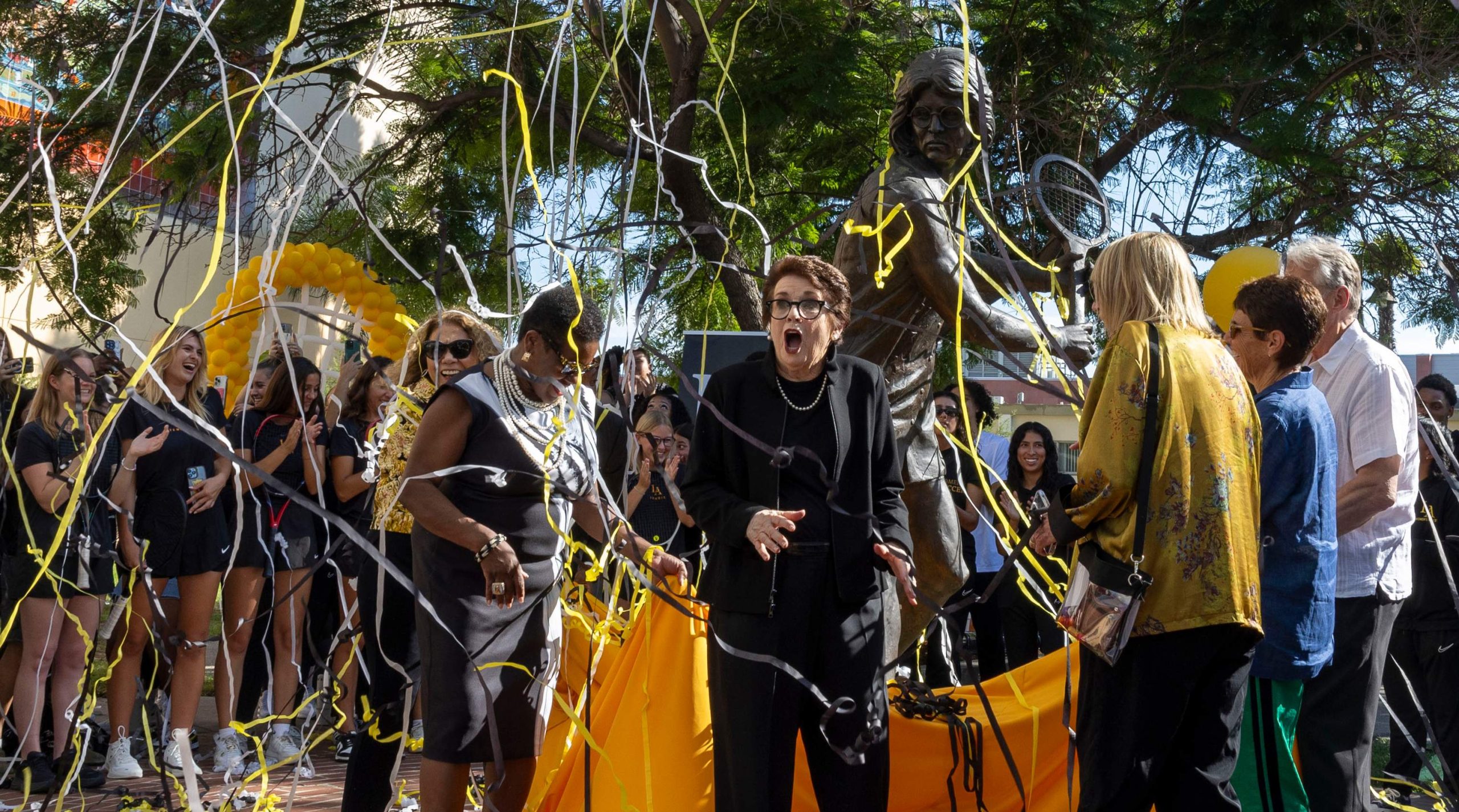 Retour à l'école avec Billie Jean King : un pionnier honoré par une statue à Cal State LA