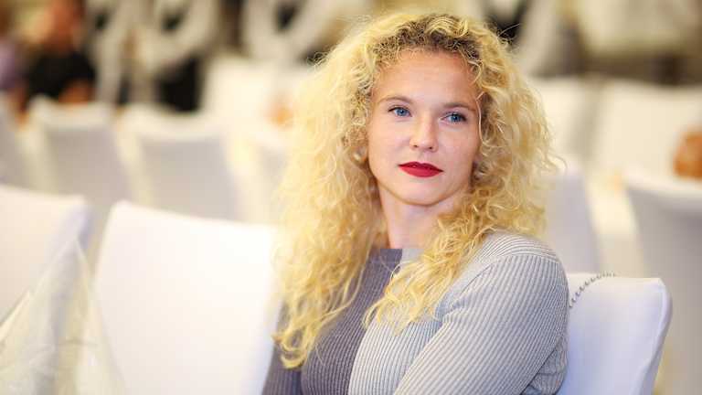 Katerina Siniakova arbore une lèvre rouge à la fête des joueurs de Wuhan.