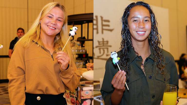 Avant leur match du premier tour, Diana Shnaider et Leylah Fernandez posent avec des friandises en forme de panda.